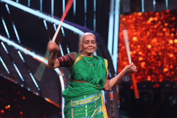 Neha Kakkar gives Rs. 1 lakh to Shantabai Pawar aka “Super Aaji”