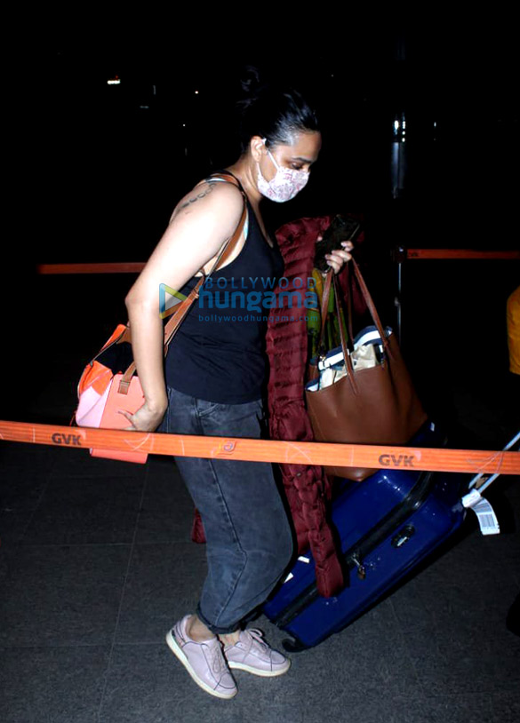 photos aamir khan kiran rao tiger shroff and others snapped at the airport 2 2
