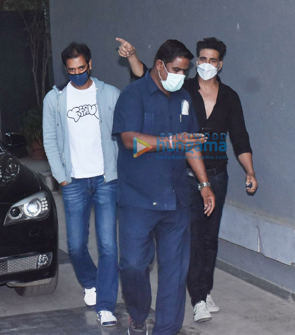 photos akshay kumar snapped at puja films office in juhu 5