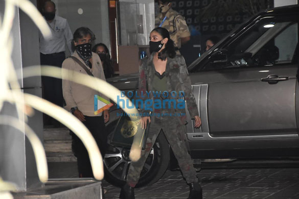 Photos: Alia Bhatt snapped at the Kalina airport Photos: Alia Bhatt snapped at the Kalina airport
