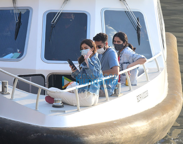 Photos: Ananya Panday and Siddhant Chaturvedi snapped at Gateway Of India Photos: Ananya Panday and Siddhant Chaturvedi snapped at Gateway Of India