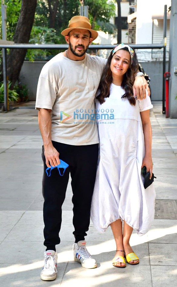 photos anita hassanandani and husband rohit reddy leave for alibaug 1