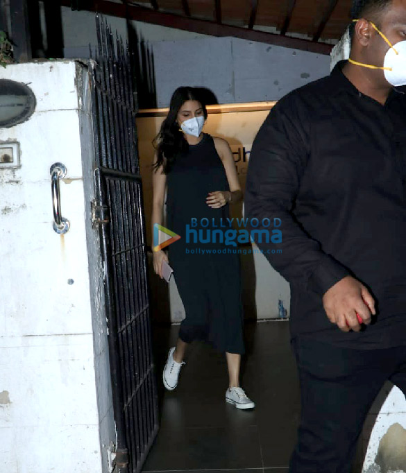 photos anushka sharma snapped at a clinic in juhu 3 2