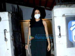 Photos: Anushka Sharma snapped at a clinic in Juhu