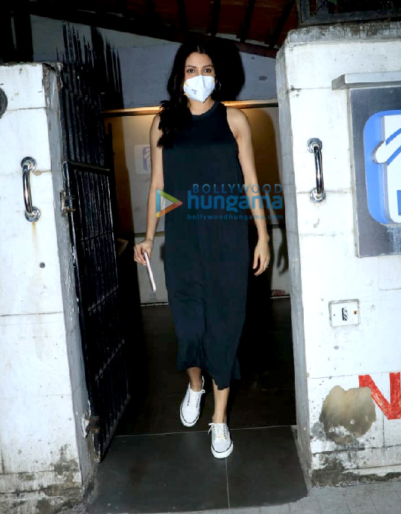 Photos: Anushka Sharma snapped at a clinic in Juhu