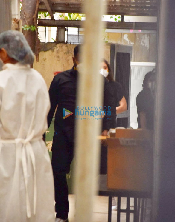 photos anushka sharma snapped at a clinic in juhu 4