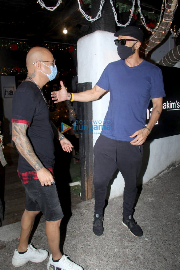 photos arjun rampal snapped at hakims aalim salon in khar 001