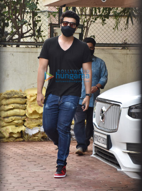 Photos: Arjun Kapoor snapped in Juhu Photos: Arjun Kapoor snapped in Juhu