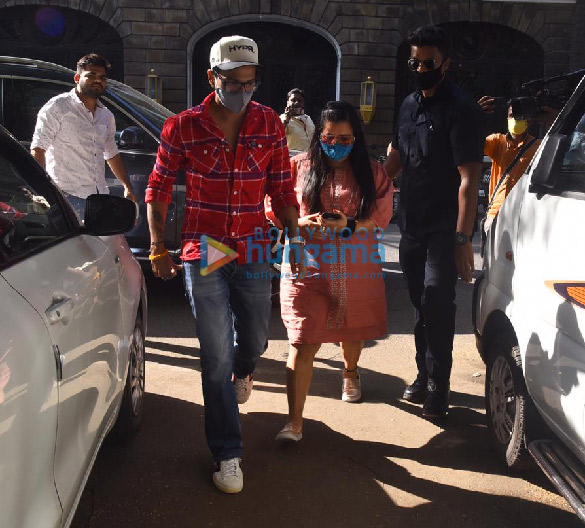 photos arjun rampal bharti singh and haarsh limbachiyaa snapped arriving at the ncb office 3