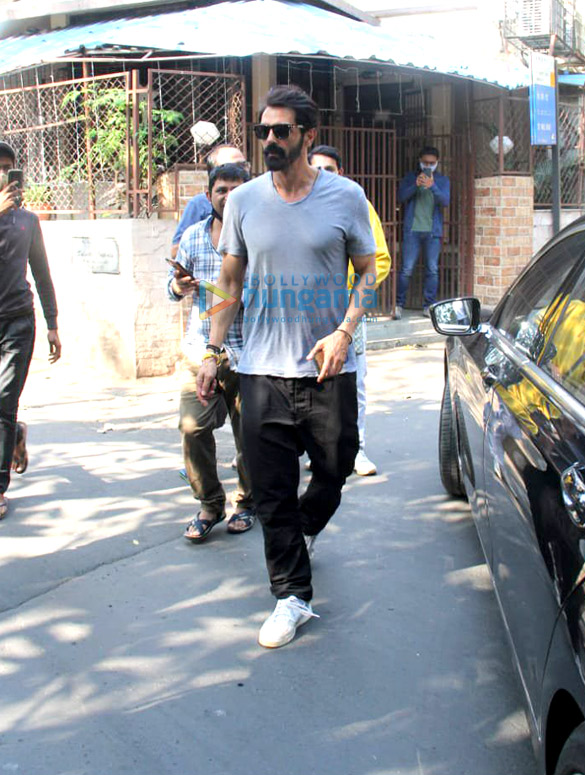 Photos: Arjun Rampal snapped at dubbing studio in Bandra Photos: Arjun Rampal snapped at dubbing studio in Bandra