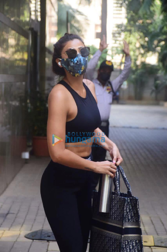 photos daisy shah spotted on her way to kick boxing training 2