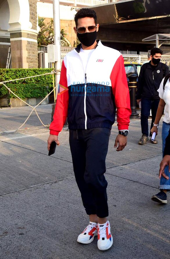 photos deepika padukone and siddhant chaturvedi snapped at gateway of india in mumbai 2 2