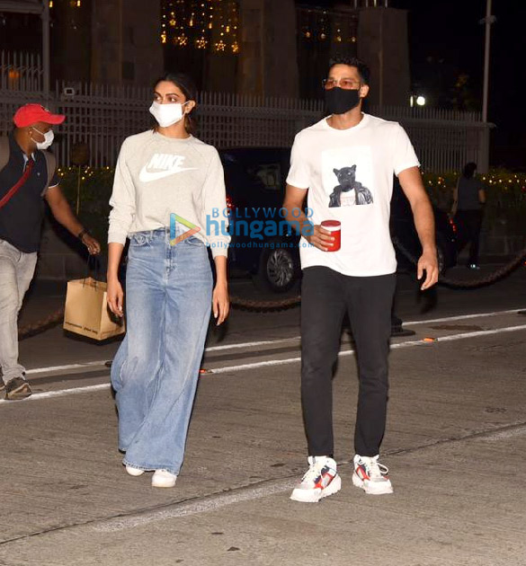 photos deepika padukone and siddhant chaturvedi spotted at gateway of india 1 2