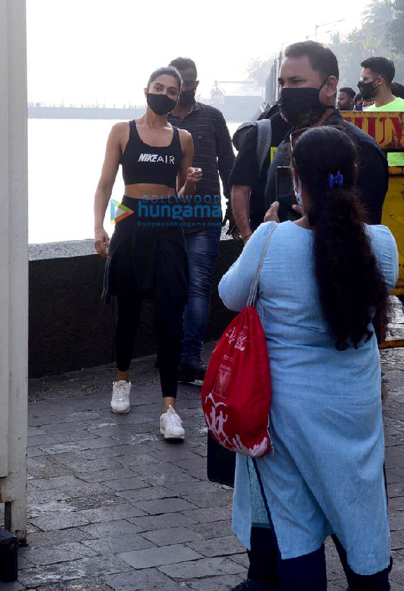 photos deepika padukone and siddhant chaturvedi spotted at gateway of india 1