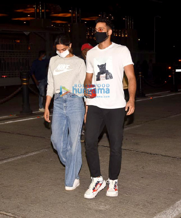photos deepika padukone and siddhant chaturvedi spotted at gateway of india 3 2