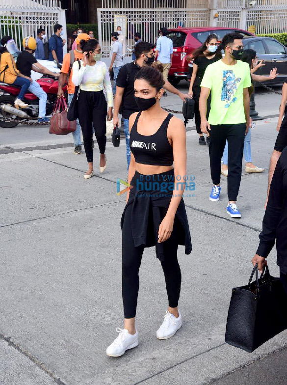 Photos: Deepika Padukone and Siddhant Chaturvedi spotted at Gateway Of India Photos: Deepika Padukone and Siddhant Chaturvedi spotted at Gateway Of India