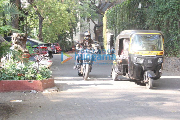 Photos: Emraan Hashmi snapped riding his bike in Bandra Photos: Emraan Hashmi snapped riding his bike in Bandra