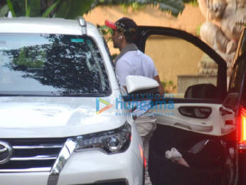Photos: Hrithik Roshan snapped in Juhu