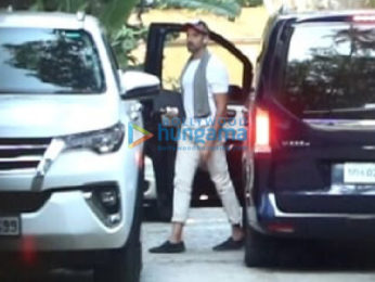 Photos: Hrithik Roshan snapped in Juhu