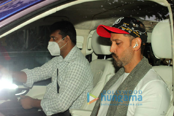 photos hrithik roshan snapped in juhu more 3