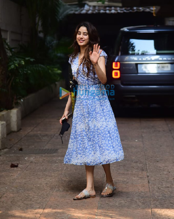 photos janhvi kapoor snapped in juhu 1 7