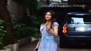 Photos: Janhvi Kapoor snapped in Juhu