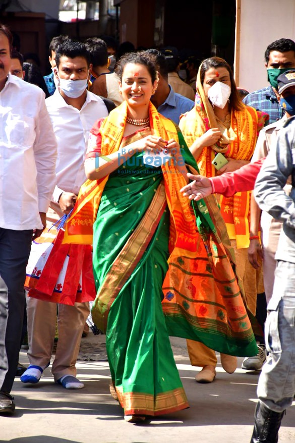 photos kangana ranaut and her sister snapped visiting siddhivinayak temple 1