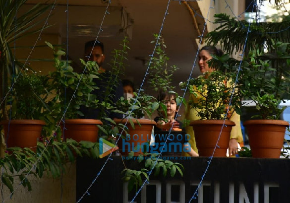 photos kareena kapoor khan taimur saif ali khan snapped at their residence 1