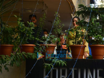 Photos: Kareena Kapoor Khan, Taimur Ali Khan, Saif Ali Khan snapped at their residence