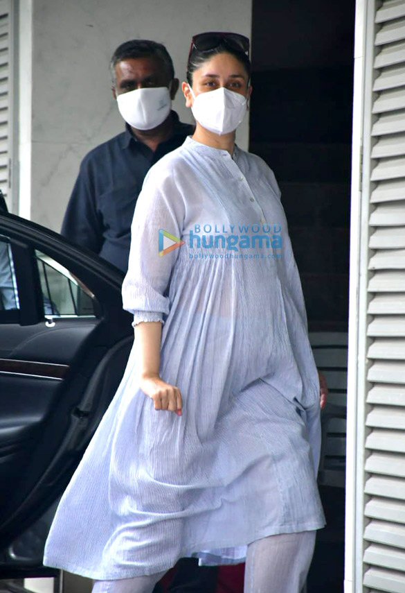 photos kareena kapoor khan and saif ali khan spotted at a clinic for check up 1