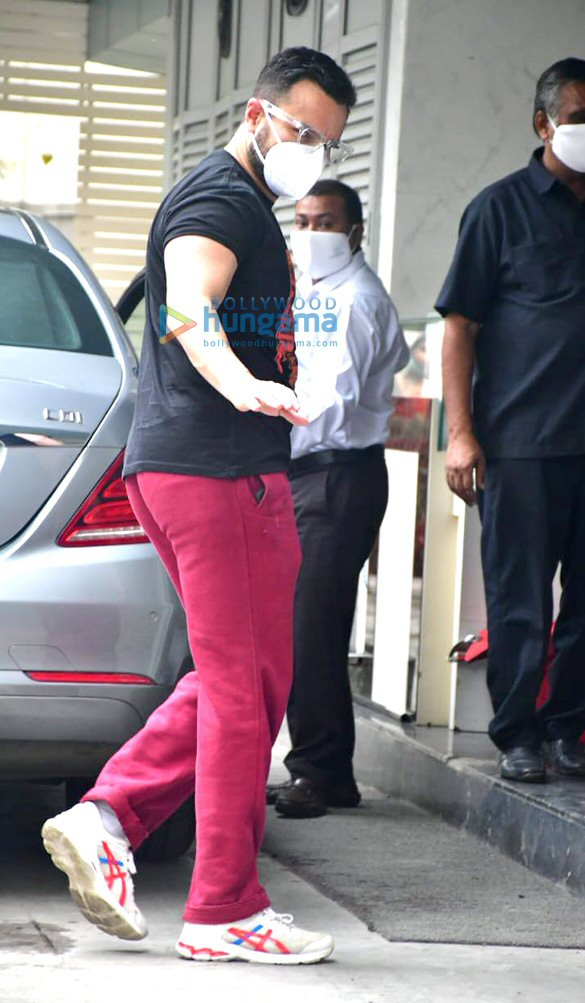 photos kareena kapoor khan and saif ali khan spotted at a clinic for check up 5