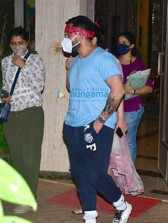 photos kareena kapoor khan and saif ali khan spotted in bandra 4