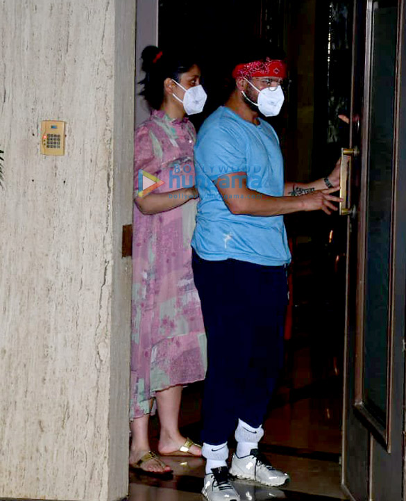 Photos: Kareena Kapoor Khan and Saif Ali Khan spotted in Bandra Photos: Kareena Kapoor Khan and Saif Ali Khan spotted in Bandra