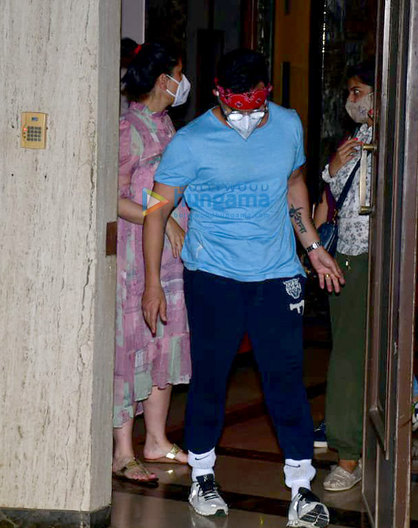photos kareena kapoor khan and saif ali khan spotted in bandra 6