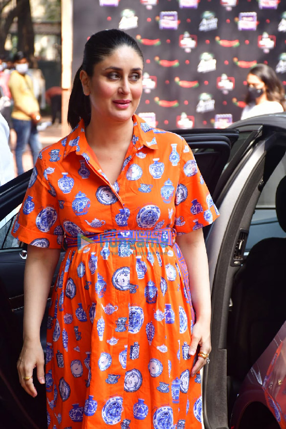 photos kareena kapoor khan snapped at balgandharva rang mandir in bandra 5