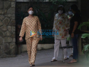 Photos: Kareena Kapoor Khan snapped with Babita Kapoor in Bandra