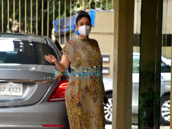 Photos: Kareena Kapoor Khan spotted at Karisma Kapoor's house