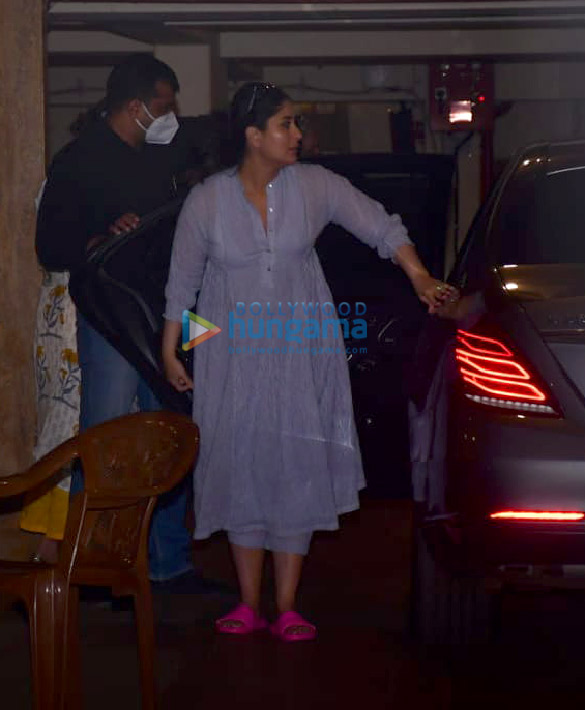 photos kareena kapoor khan spotted in bandra 2 11