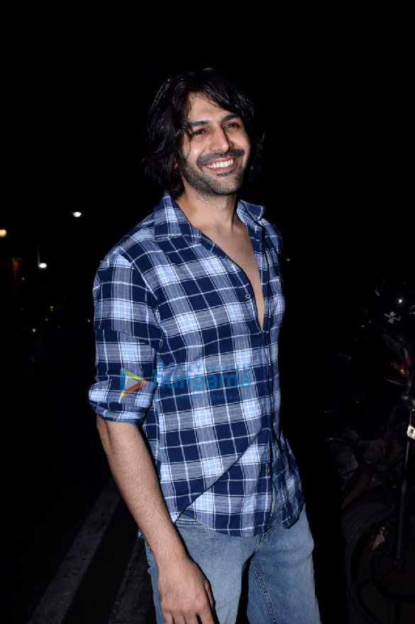 Photos: Kartik Aaryan, Sunny Leone and Prachi Desai snapped in Juhu Photos: Kartik Aaryan, Sunny Leone and Prachi Desai snapped in Juhu