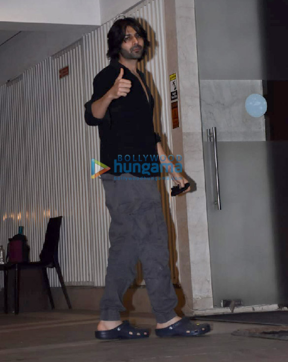 photos kartik aaryan snapped in juhu 1 4
