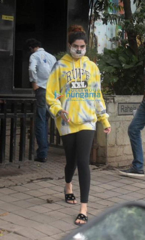 photos khushi kapoor snapped at santacruz 2