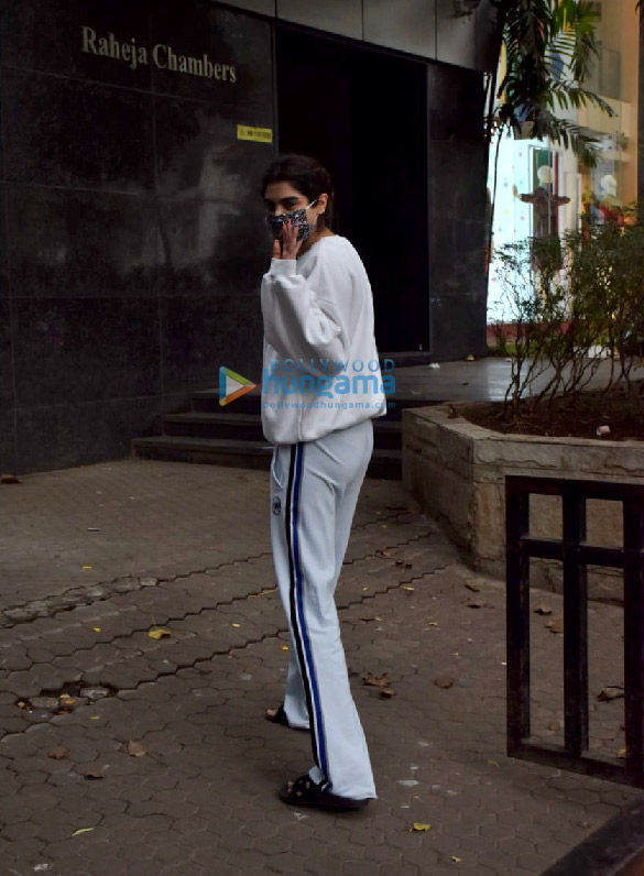 photos khushi kapoor snapped at a clinic in juhu 1