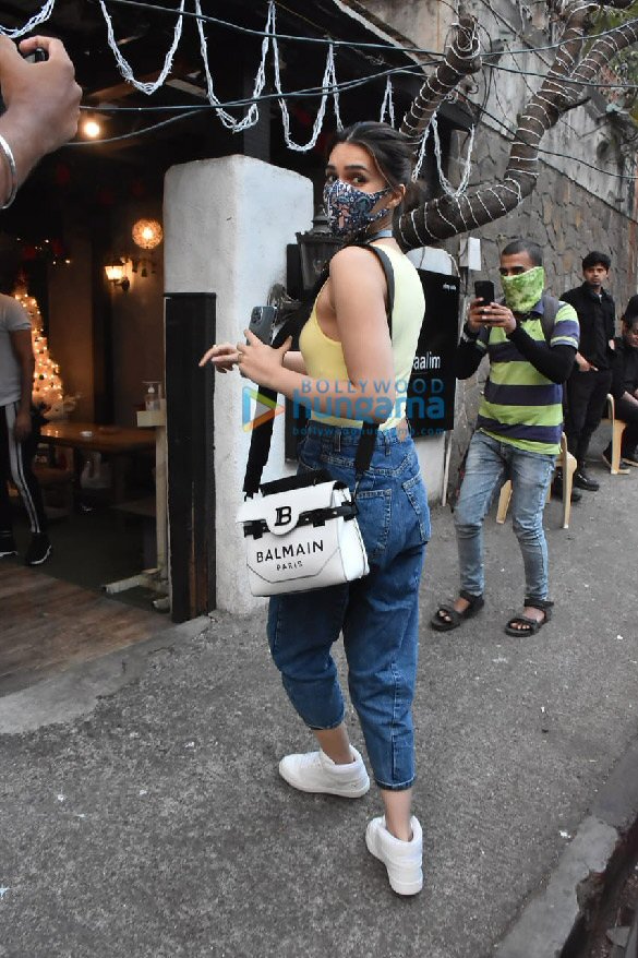 photos kriti sanon snapped at hakims aalim salon in khar 3