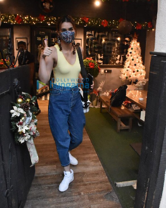 photos kriti sanon snapped at hakims aalim salon in khar 4