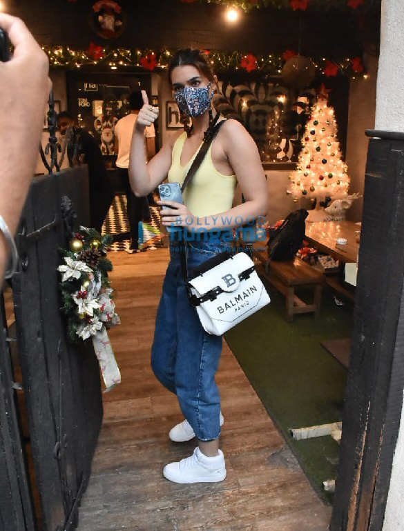 photos kriti sanon snapped at hakims aalim salon in khar 5