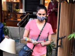 Photos: Lara Dutta snapped Christmas shopping in Khar