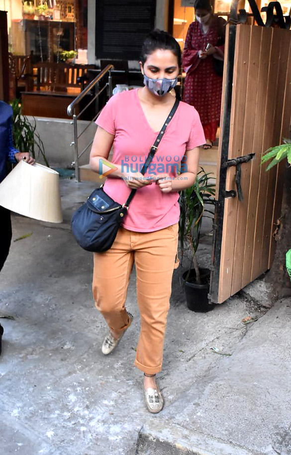 Photos: Lara Dutta snapped Christmas shopping in Khar Photos: Lara Dutta snapped Christmas shopping in Khar