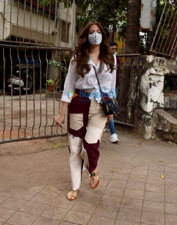 photos nupur sanon snapped at salon in juhu 3