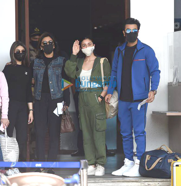 photos ranbir kapoor alia bhatt neetu singh and riddhima kapoor sahani snapped at the kalina airport 1