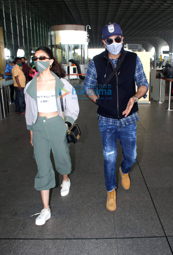 Photos: Ranbir Kapoor, Alia Bhatt, Urvashi Rautela, Mouni Roy and others snapped at the airport Photos: Ranbir Kapoor, Alia Bhatt, Urvashi Rautela, Mouni Roy and others snapped at the airport